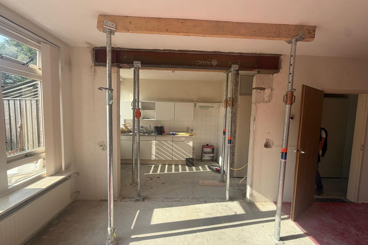 Dezelfde ruimte met de wand verwijderd en de stalen ligger op zijn plaats boven de opening