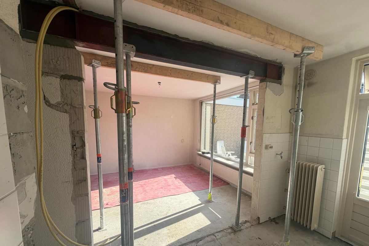 De geplaatste stalen ligger gezien vanaf de keukenzijde, met rechts het wandstuk waarop hij landt