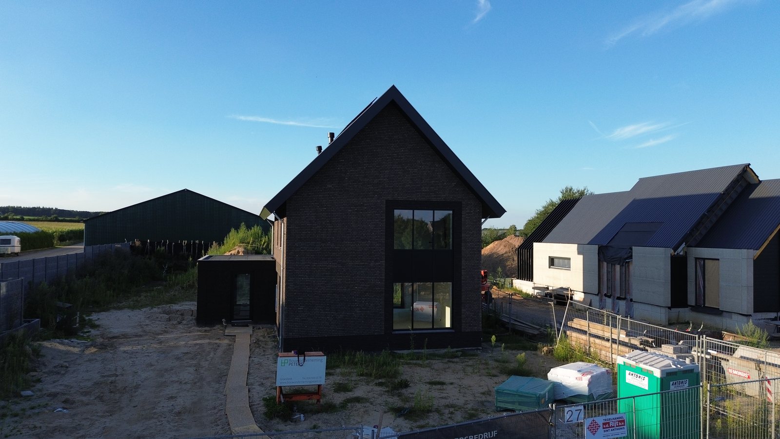 De schuurwoning in Groesbeek met de kap erop en de gevels dicht