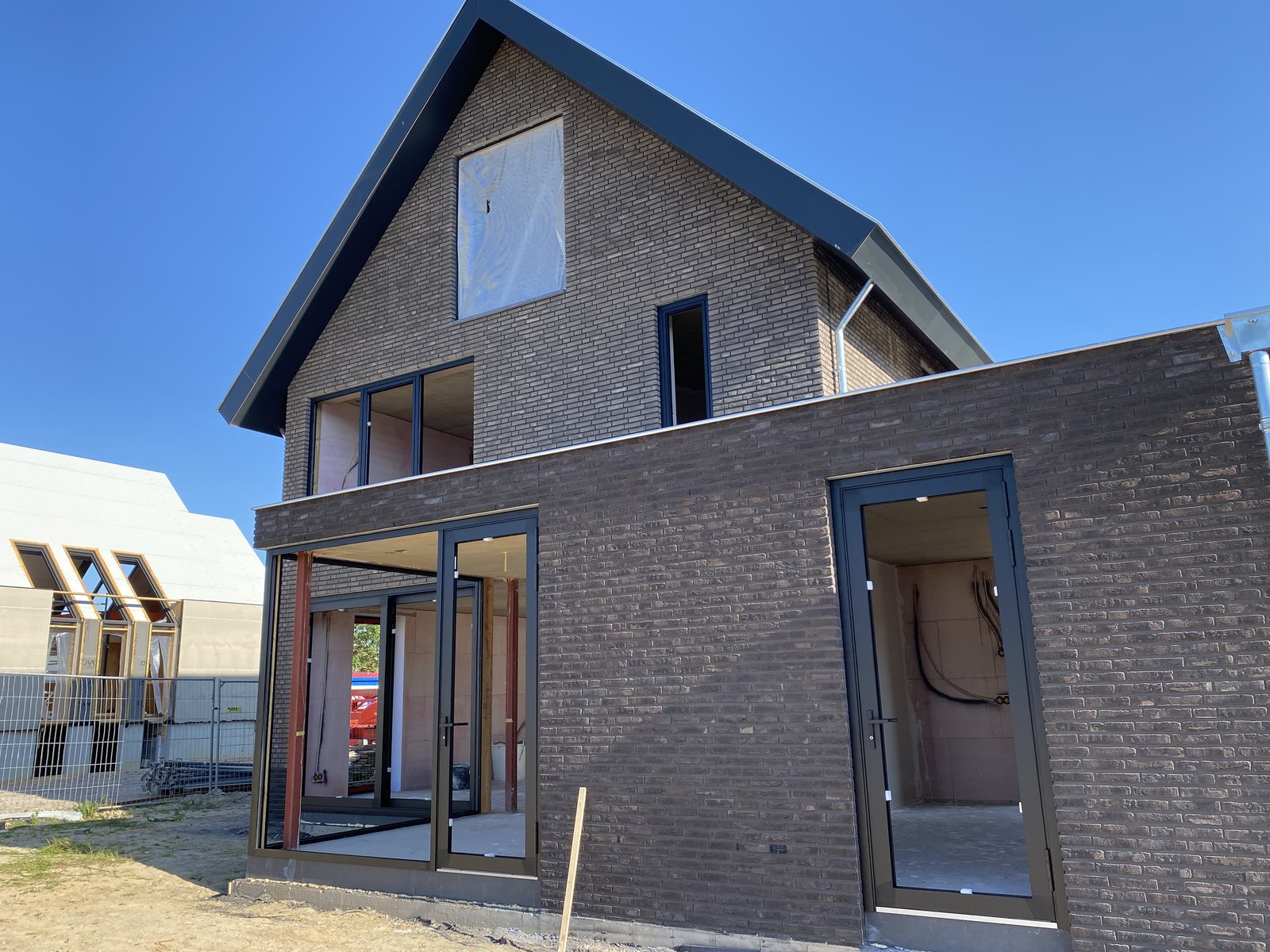 De voorzijde van de woning, nog met bouwterrein eromheen