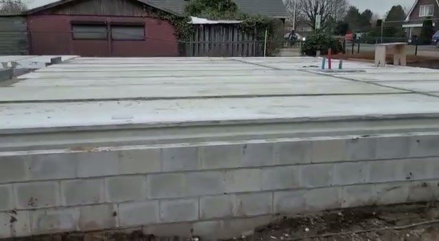 De begane-grondvloer ligt op de fundering