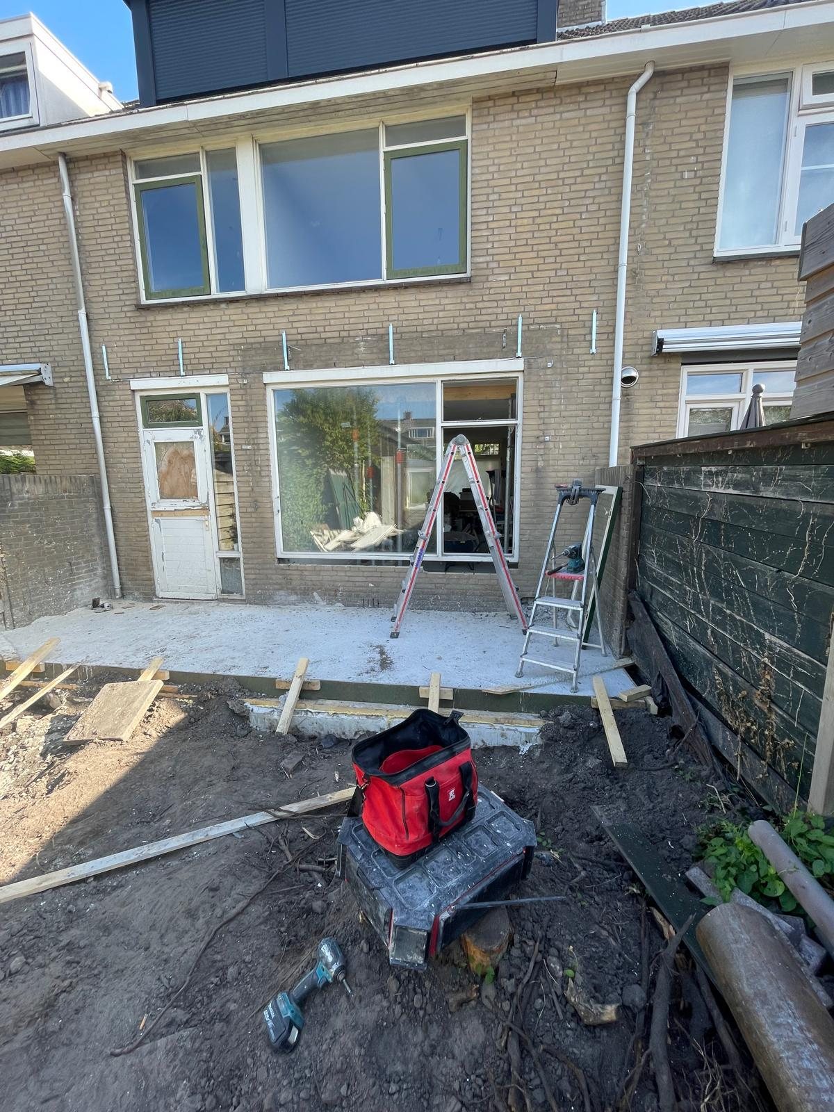 De gesloten achtergevel, met de vloer van de aanbouw ervoor gestort