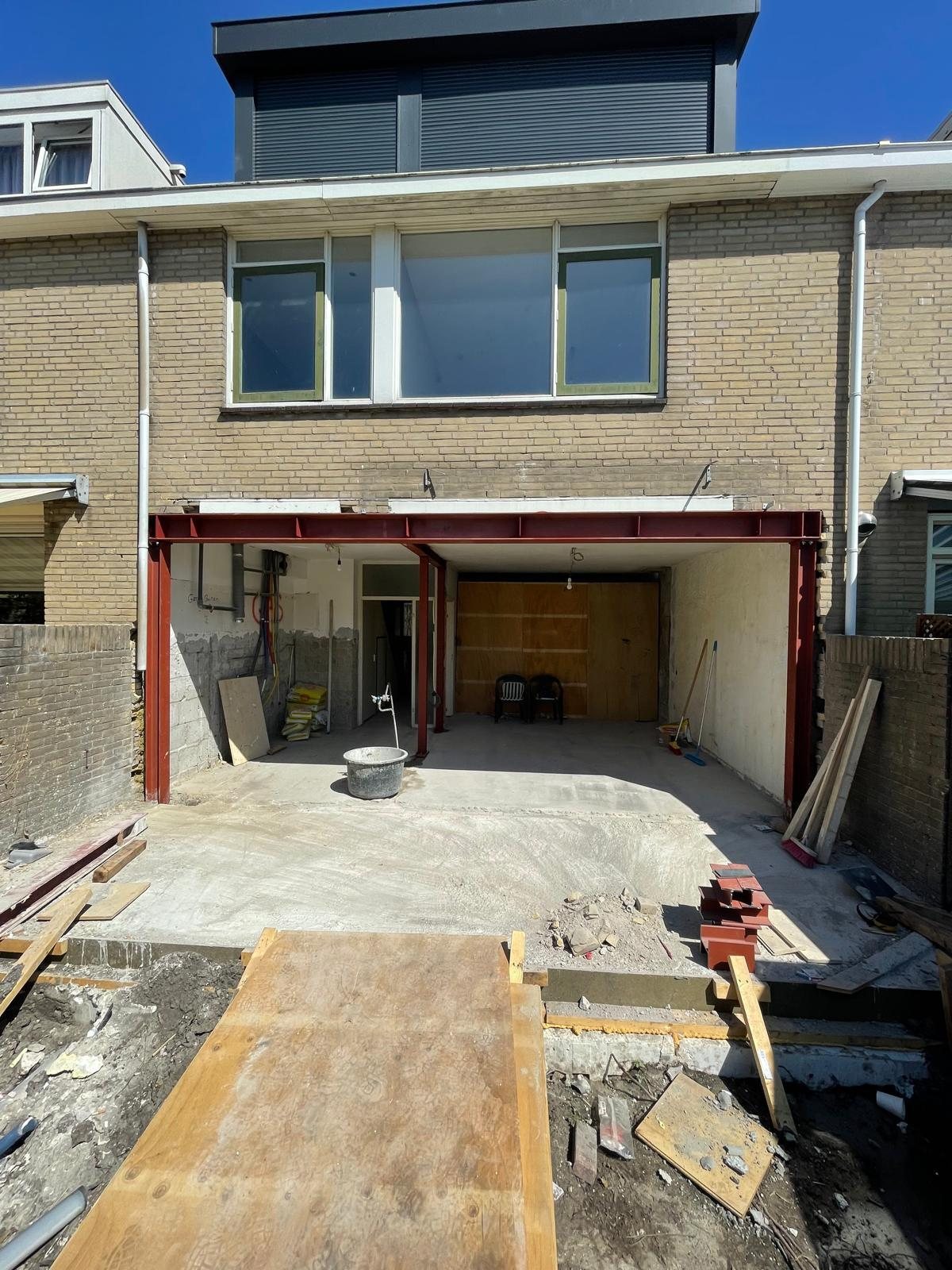 Achtergevel over de volle breedte geopend met een stalen portaal
