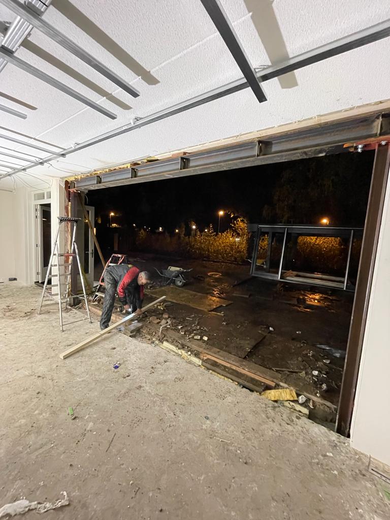 Open woonkamer na een doorbraak